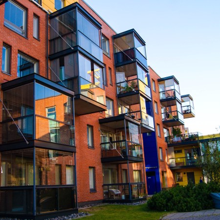 Näkösuoja parvekkeen kaidelaseihin huurrekalvolla ja aurinkosuojakalvo ylälasitukseen – Parvekelasien tummennus Pro MD
