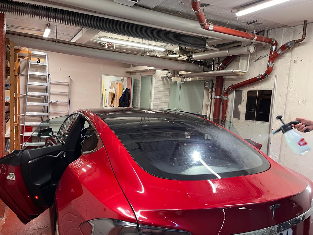 auton lasien tummennus Helsinki Tesla