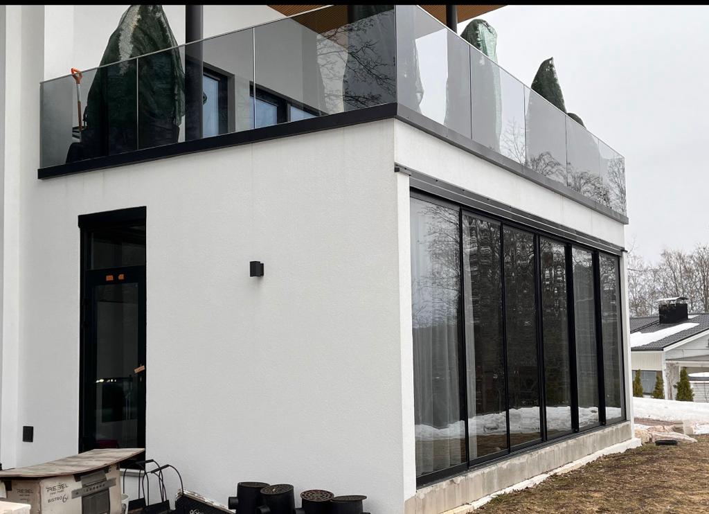 Tummennuskalvo ikkunaan