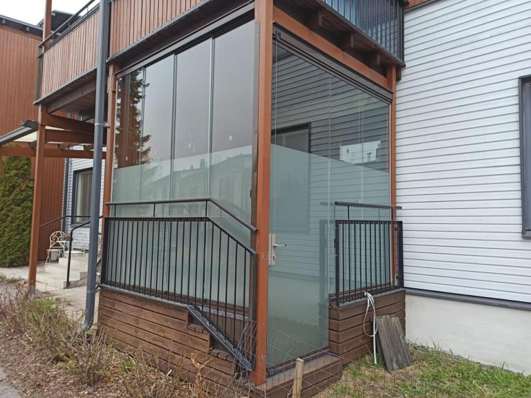 Näkösuoja parvekkeelle – vertailu eri ratkaisuihin ja miksi ikkunakalvo on usein paras vaihtoehto