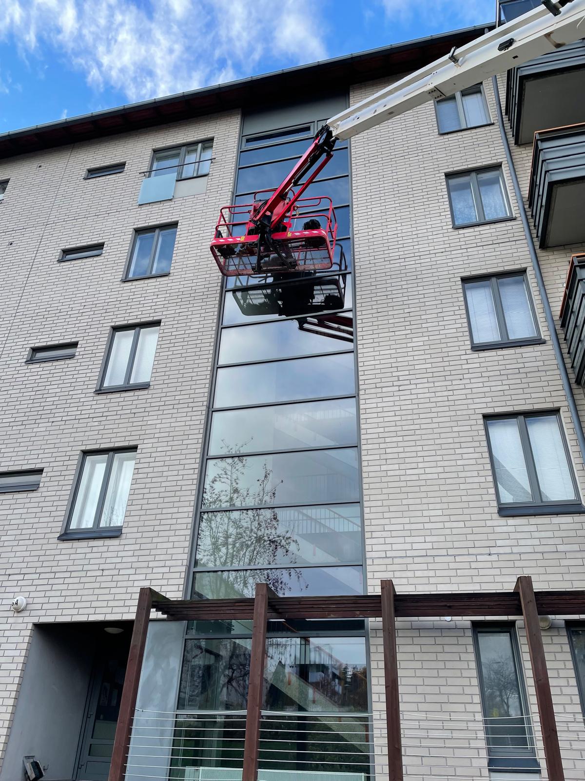 Kiinteistökalvotus: Aurinkosuojakalvo ikkunaan. Rapun viilennys. Porraskäytävän viilennys