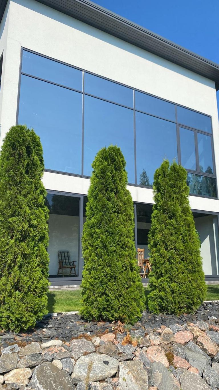 Suurten ikkunoiden näkösuoja ja lämmön torjunta kotona