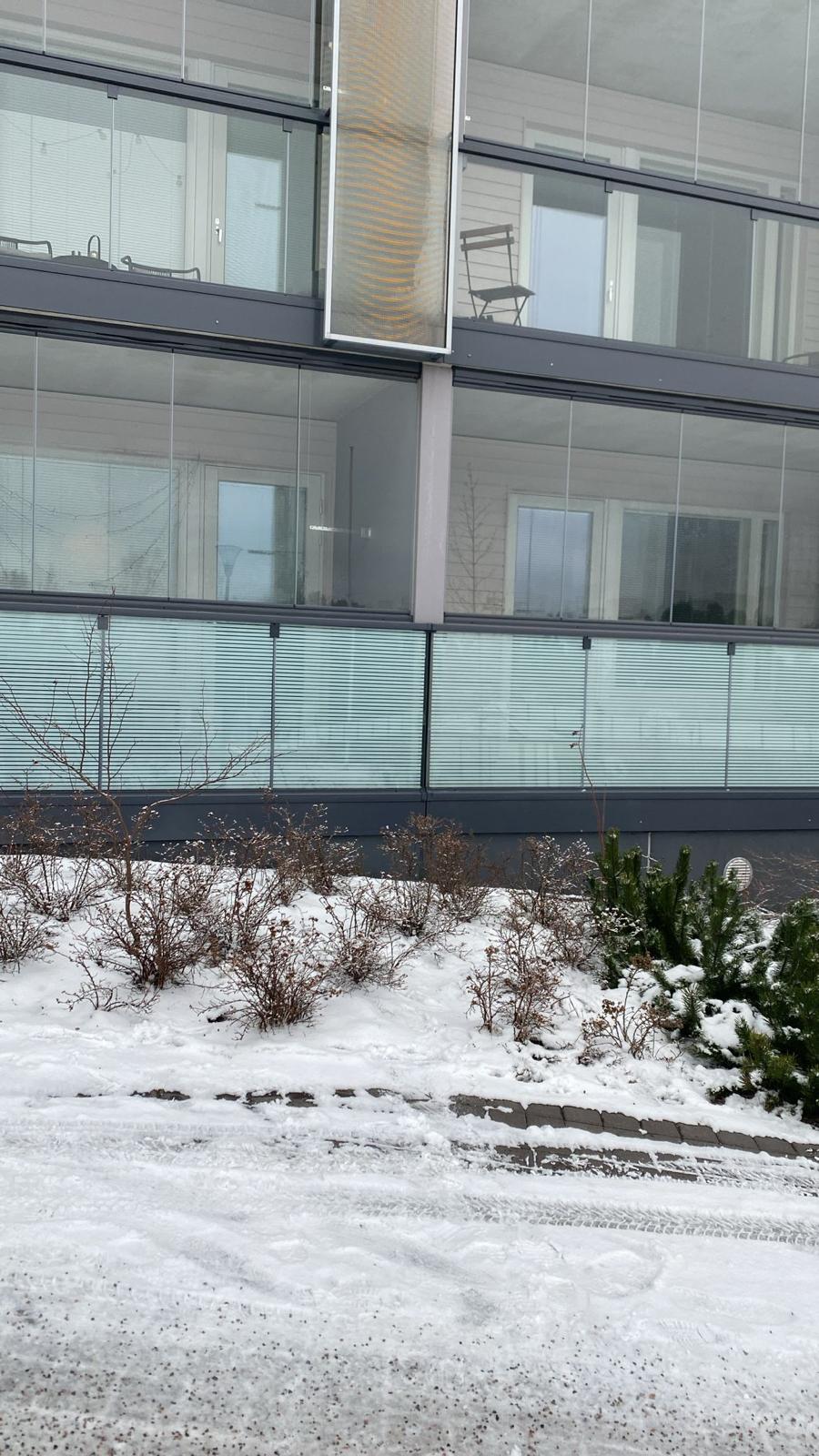 Näkösuoja parvekkeelle huurrekalvolla, raidoitettu huurrekalvo, yksi lasi ilman kalvoa ja kalvon kanssa