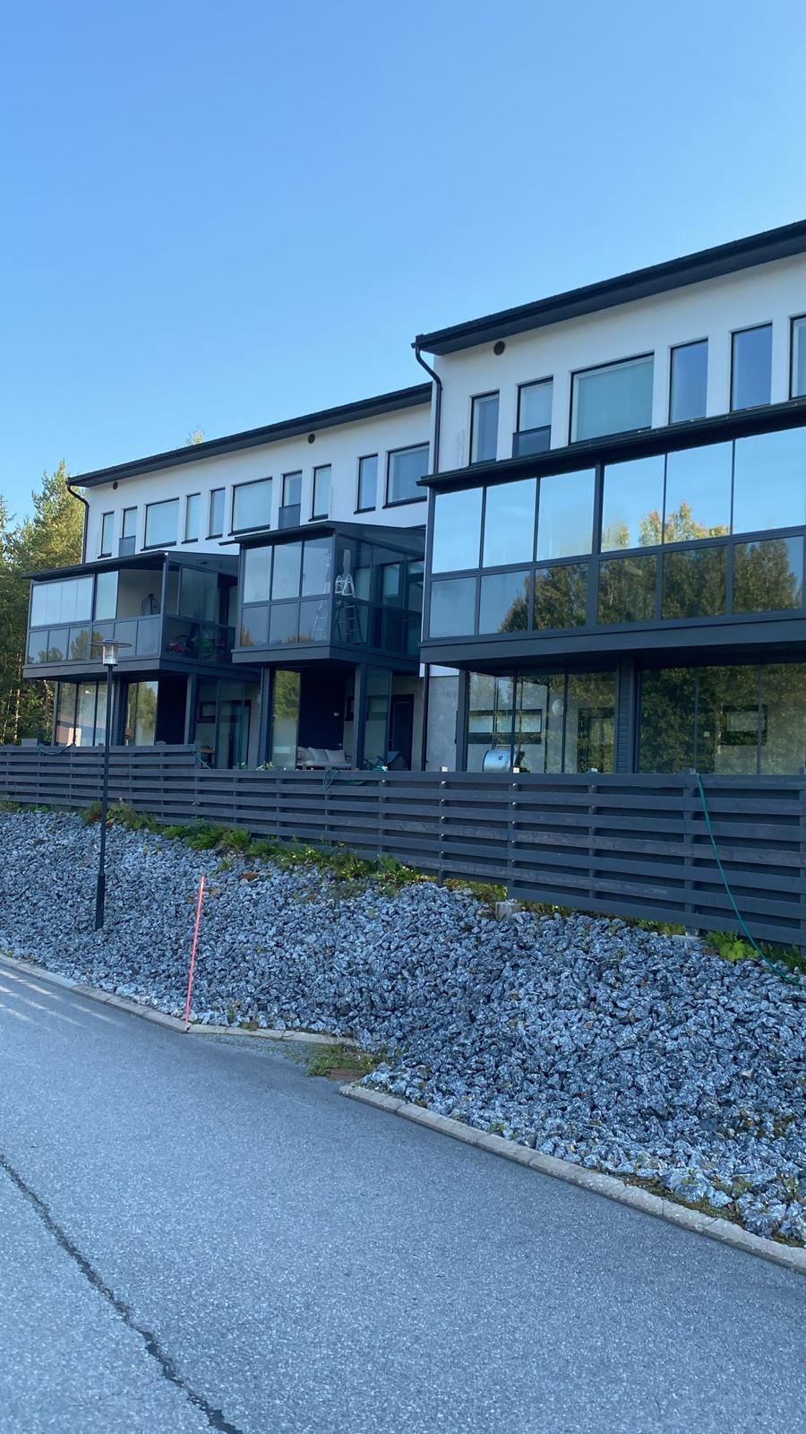 Näkösuoja terassille ja kuuman terassin viilentäminen aurinkosuojakalvo