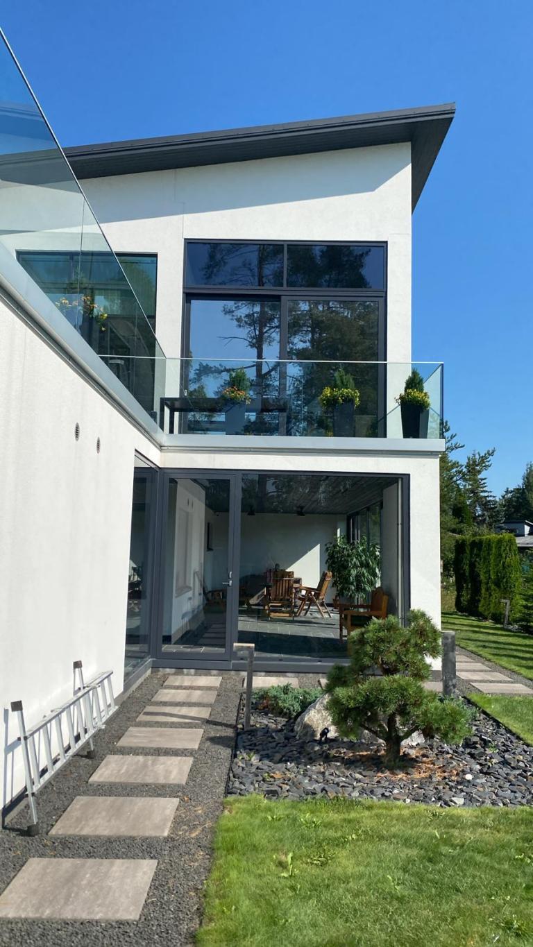 Metalliton aurinkosuojakalvo: Näkymätön vallankumous kiinteistöjen aurinkosuojauksessa.