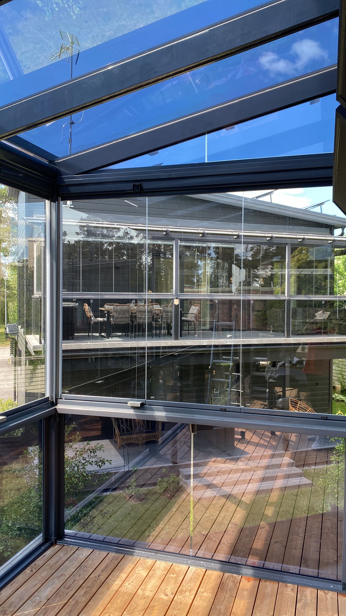 Terassin aurinkosuojakalvot, katossa tehokas ikkunakalvo ja terassin kaiteessa kevyempi ikkunakalvo. Näkösuoja ja lämmöntorjunta, Espoo