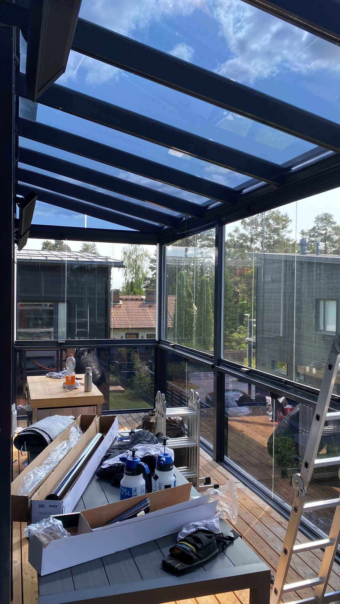 Terassin aurinkosuojakalvot, katossa tehokas ikkunakalvo ja terassin kaiteessa kevyempi ikkunakalvo. Näkösuoja ja lämmöntorjunta, Espoo